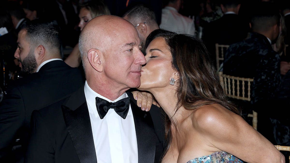 lauren sanchez kissing jeff bezos on the cheek at amfar gala in cannes