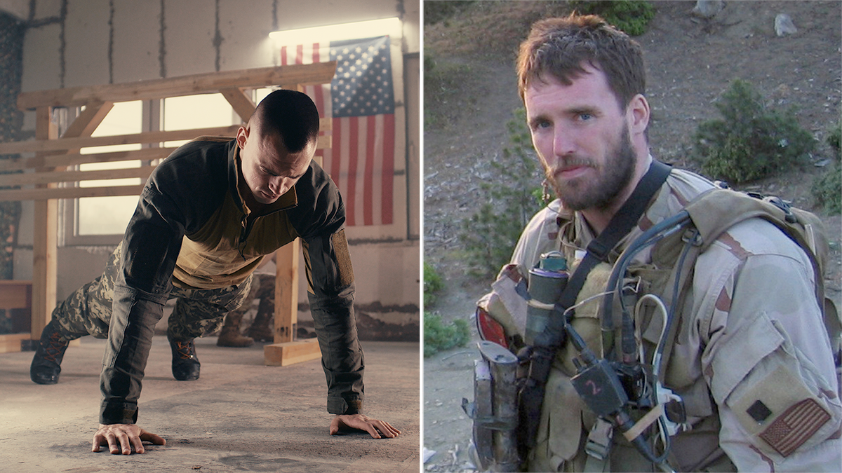 lt michael murphy next to a soldier doing push-ups