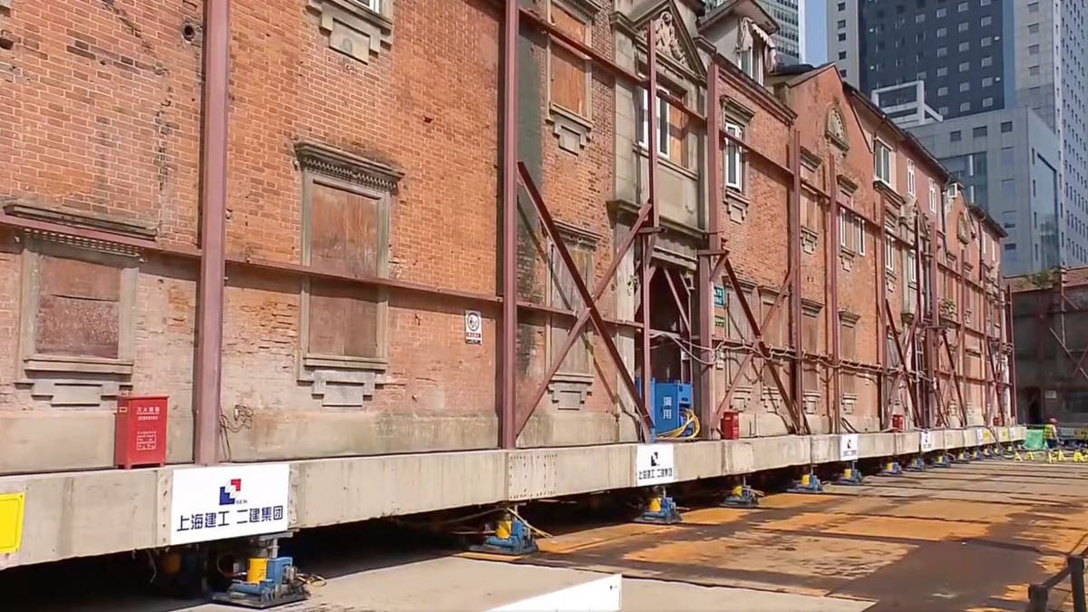 robots moving building 5