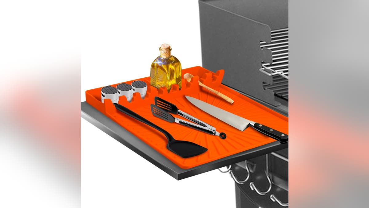 Ensure your grill stays clean with the help of a silicon grill mat. 