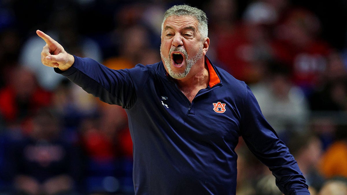 Bruce Pearl coaches