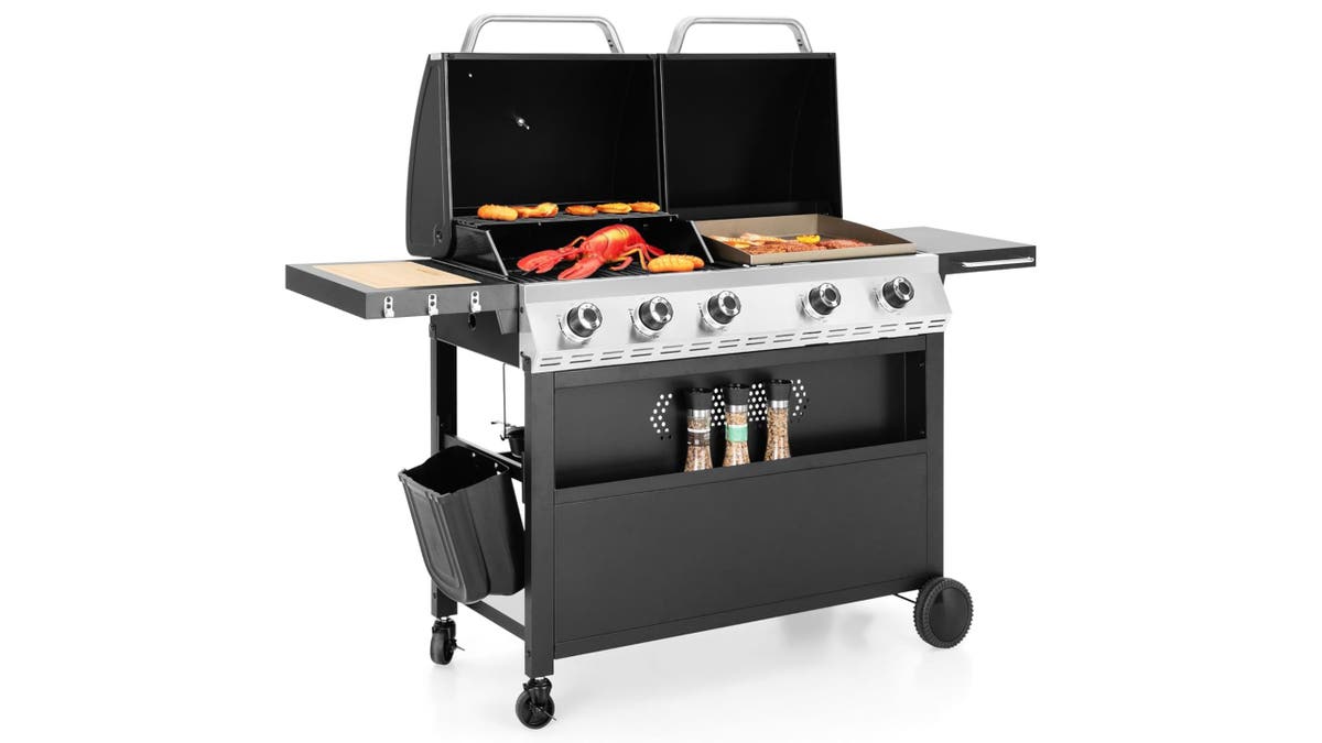 Cook a feast on this extra-large grill. 