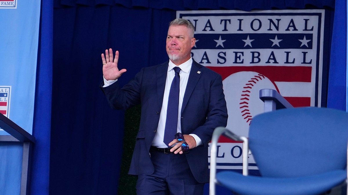Chipper Jones waves to crowd