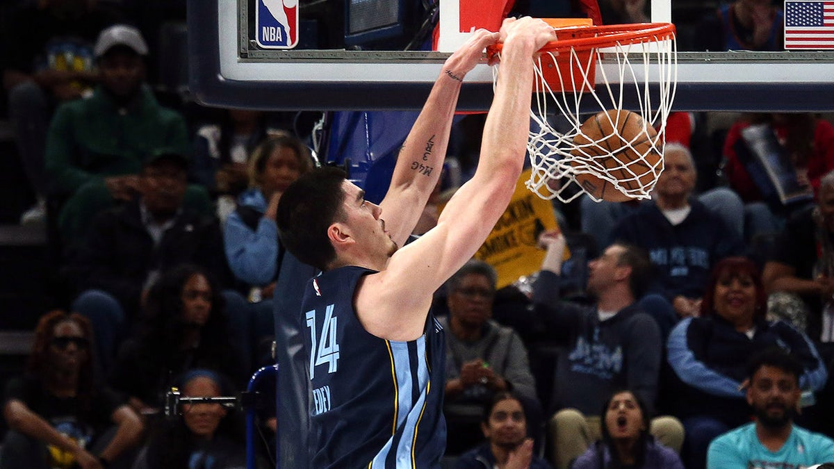 Zach Ede dunk