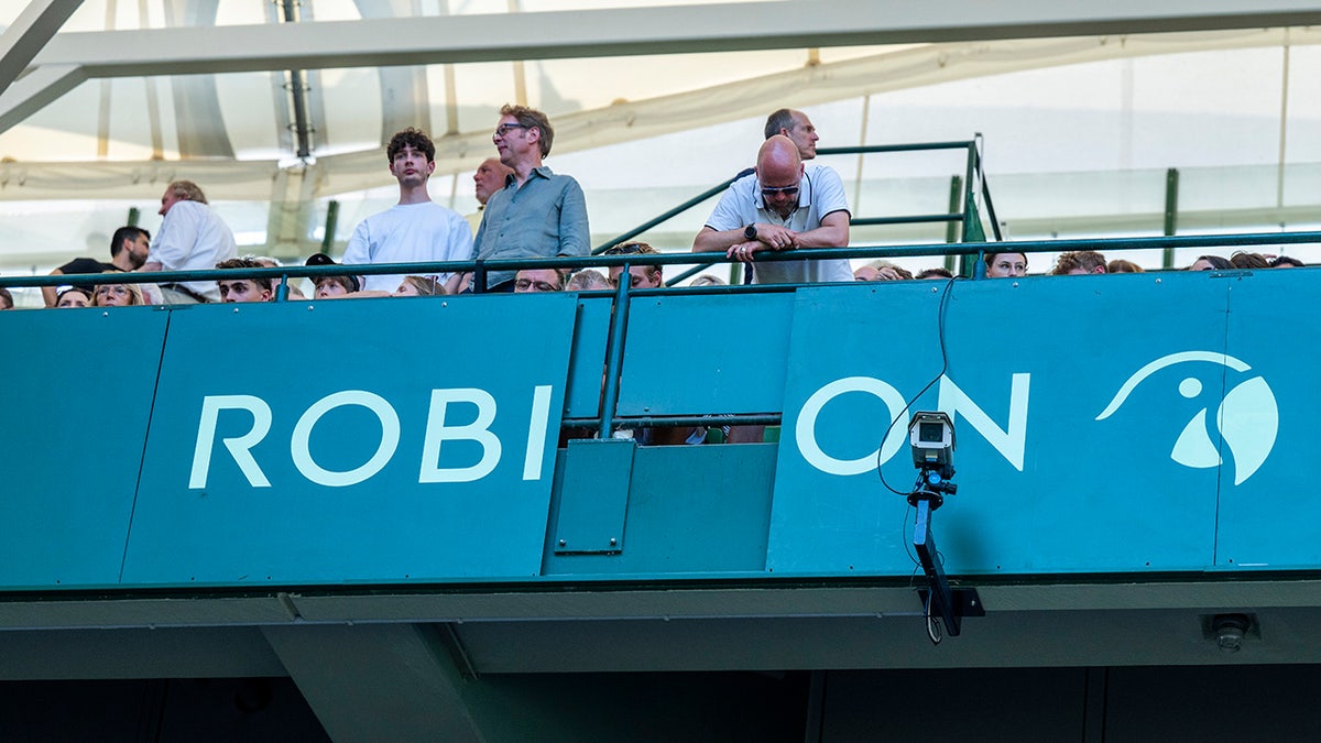 Billboard comes loose at Halle