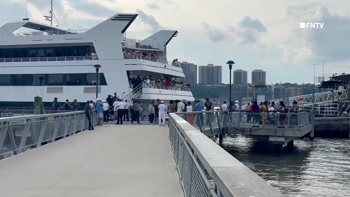 Boat crashes into dock in Manhattan