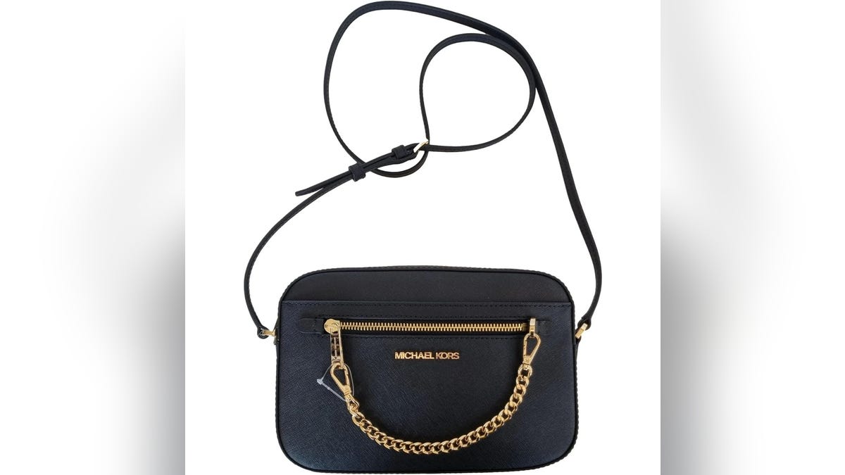 The chain links give this bag a touch of glam.