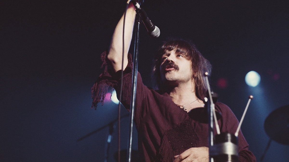 Terry Luttrell singing in 1977