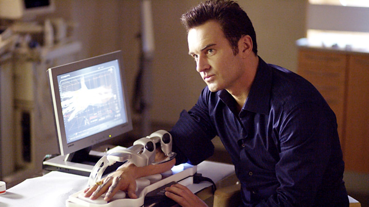 Julian McMahon acting out a scene from "Fantastic Four."