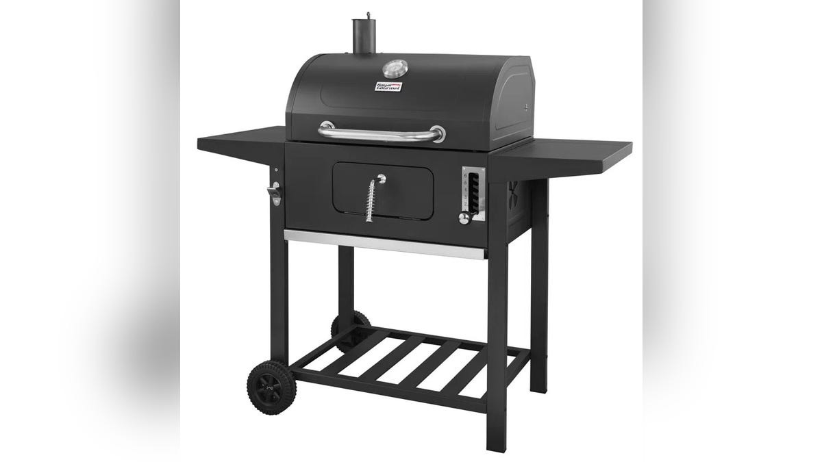 This grill comes with side shelves to help with prep work.