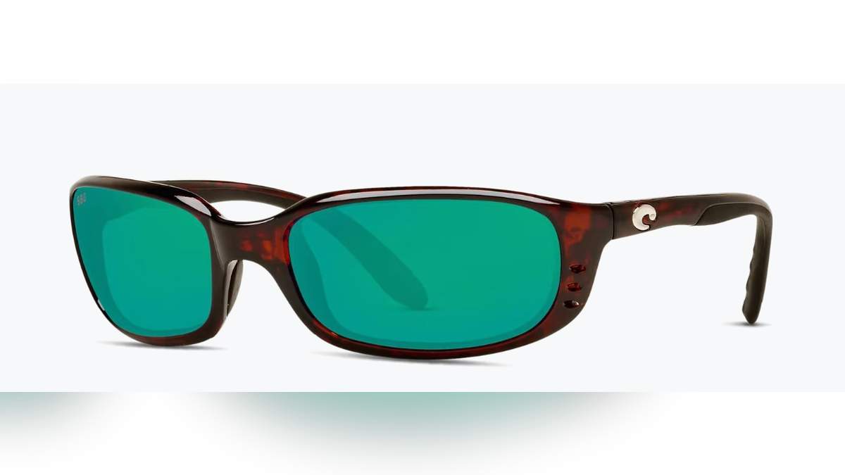 These wrap-around glasses give you full protection. 