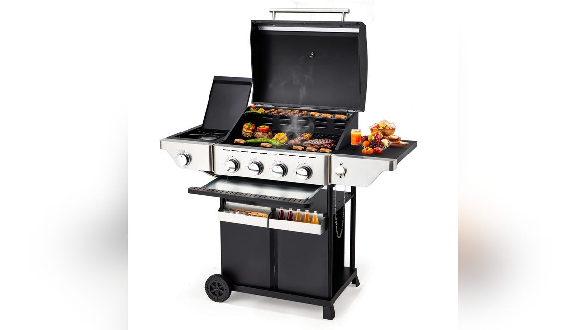 This propane grill is ideal for everything from everyday meals to backyard entertaining.