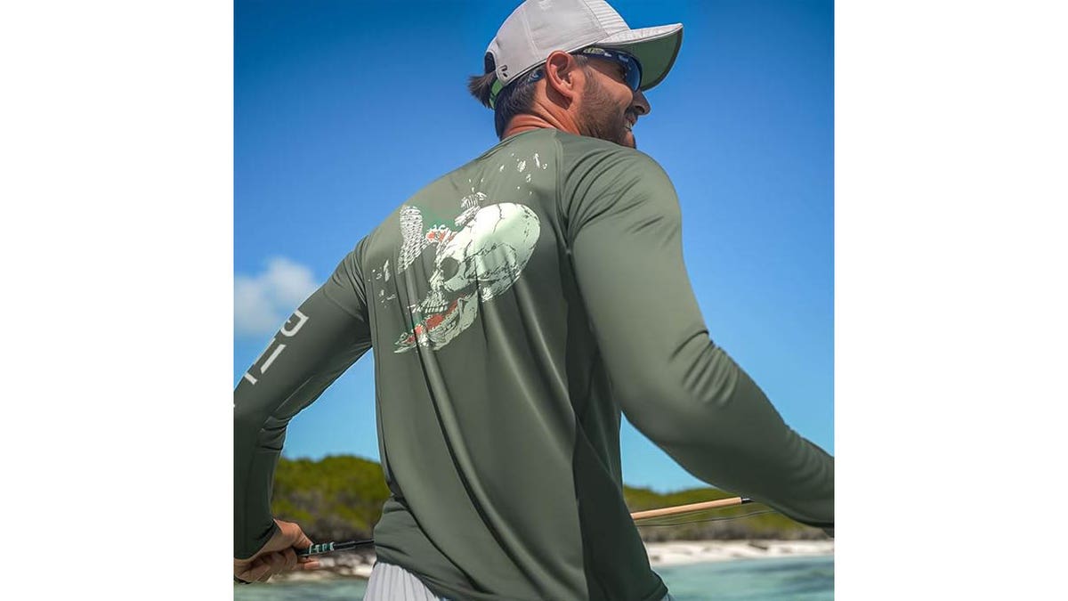 It's time to break out the long sleeves now that the weather is getting colder. 