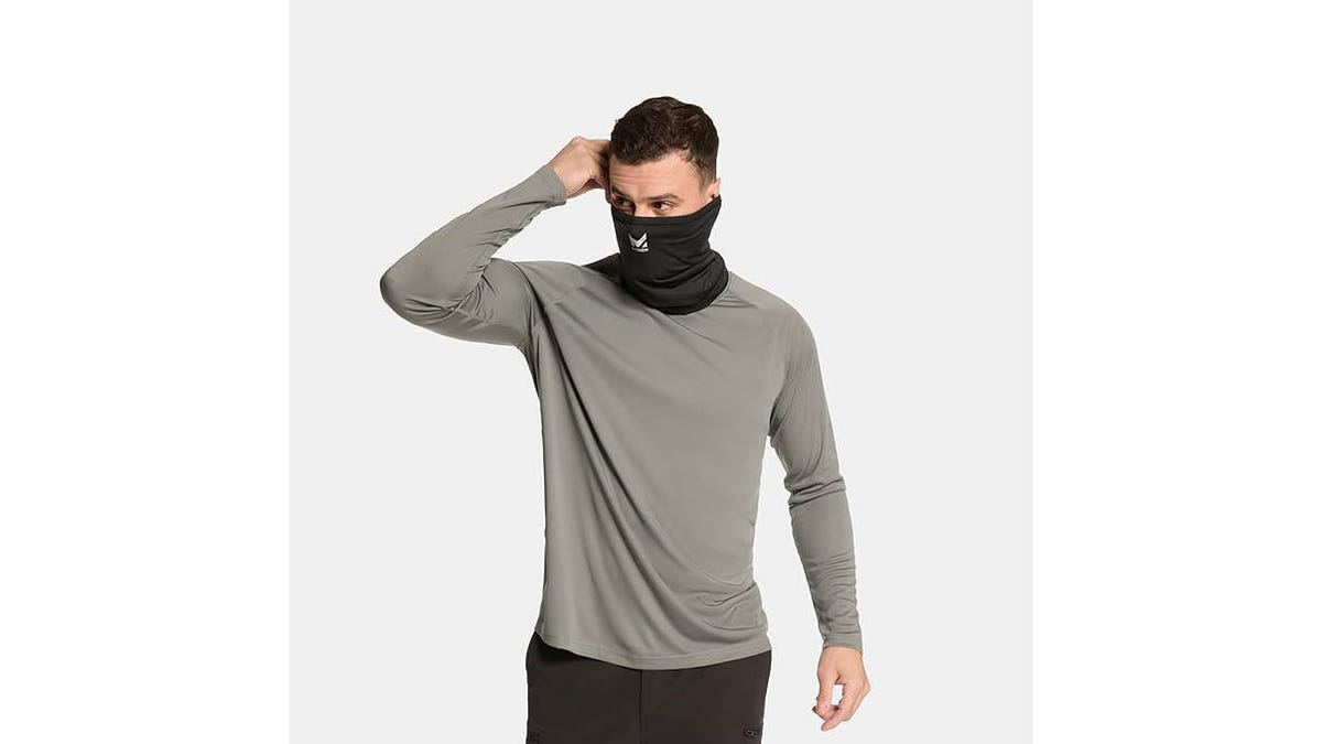 Protect your face from the cold when you use a gaiter. 