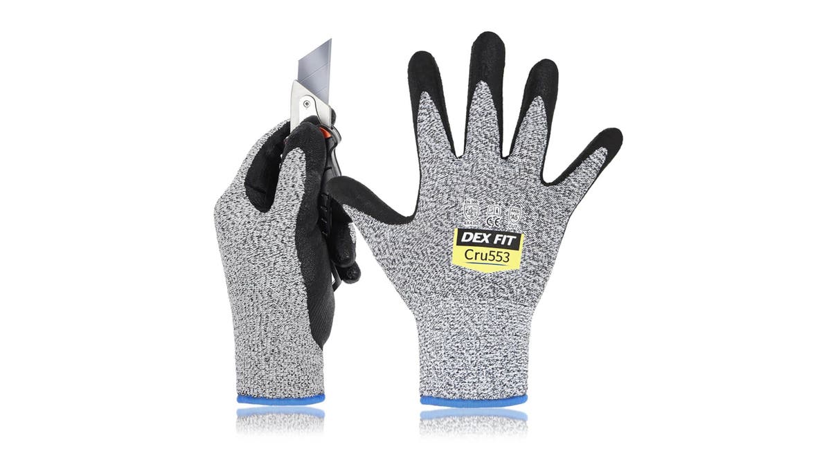 Gloves protect your hands from fishing knives and the cold. 