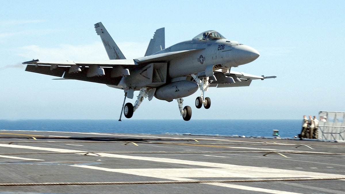 Carrier landing of the F/A-18 