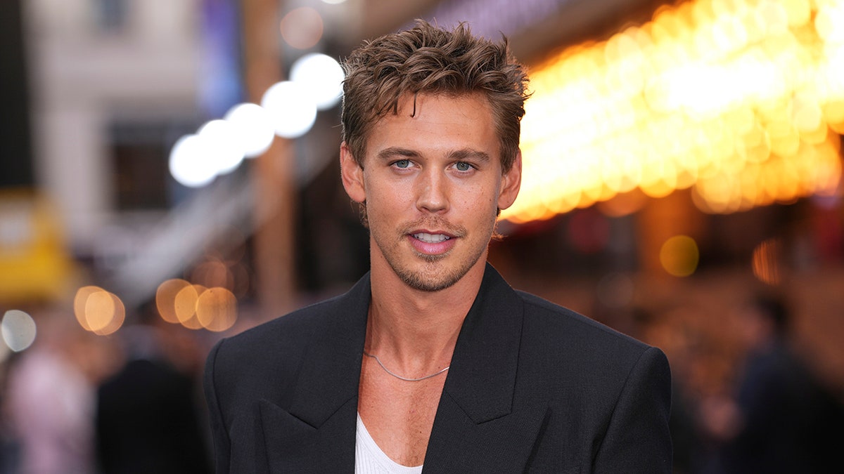 Austin Butler poses for photographers at the London screening of Caught Stealing on August 19, 2025.