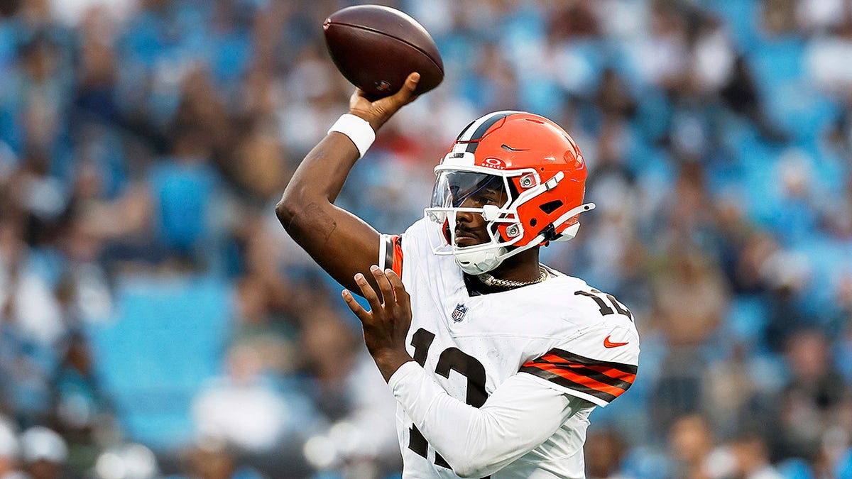 Shedeur Sanders throws pass