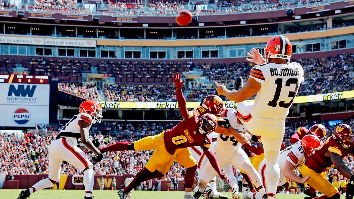 Corey Bojorquez kicks punt