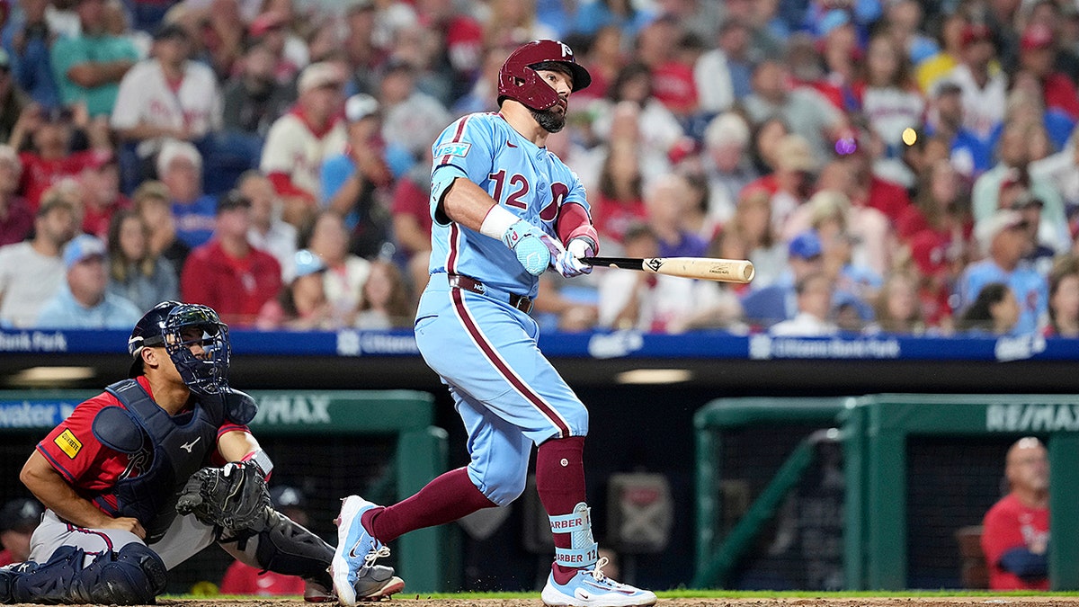 Kyle Schwarber hits home run