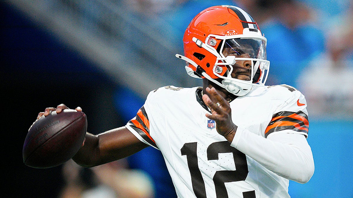 Shedeur Sanders in action
