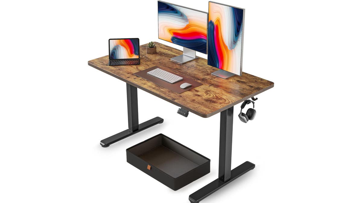 This desk<strong> </strong>features programmable height presets.