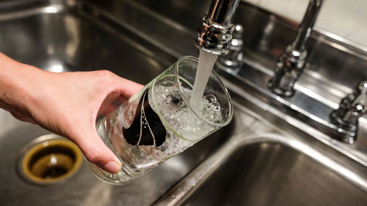 Researchers suggest that monitoring urine color is a good way for people to check their hydration status.