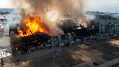 Getty Images A raging fire burns at Vistra Corp's Moss Landing battery storage facility in Moss Landing, California, on 17 January