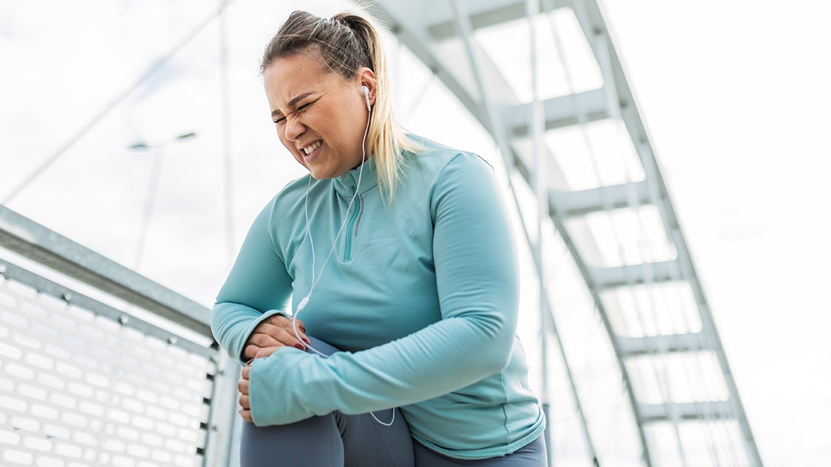 woman has knee pain while running