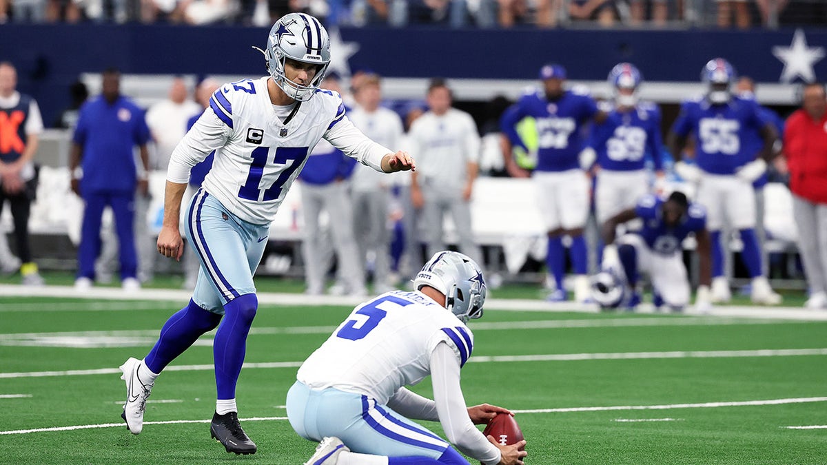 Brandon Aubrey kicks field goal