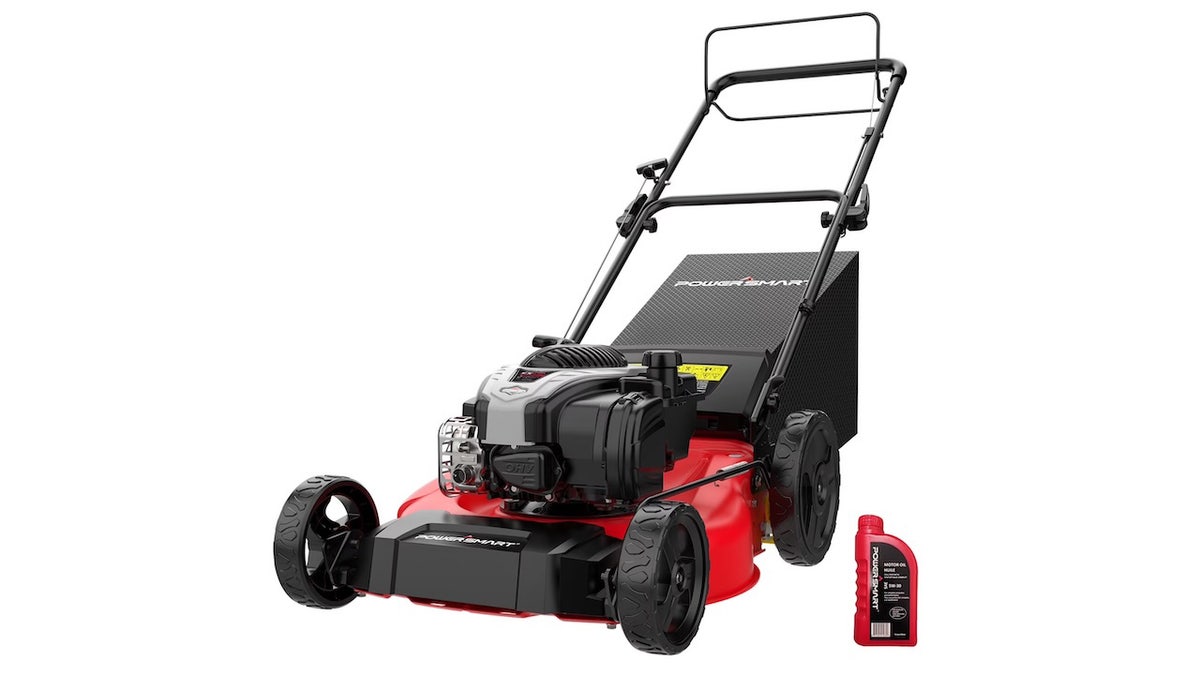 This mower lets you choose between bagging, side discharge or mulching grass clippings.
