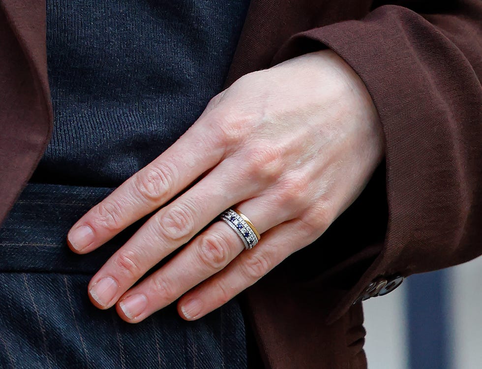 kate middleton’s stack without her engagement ring.