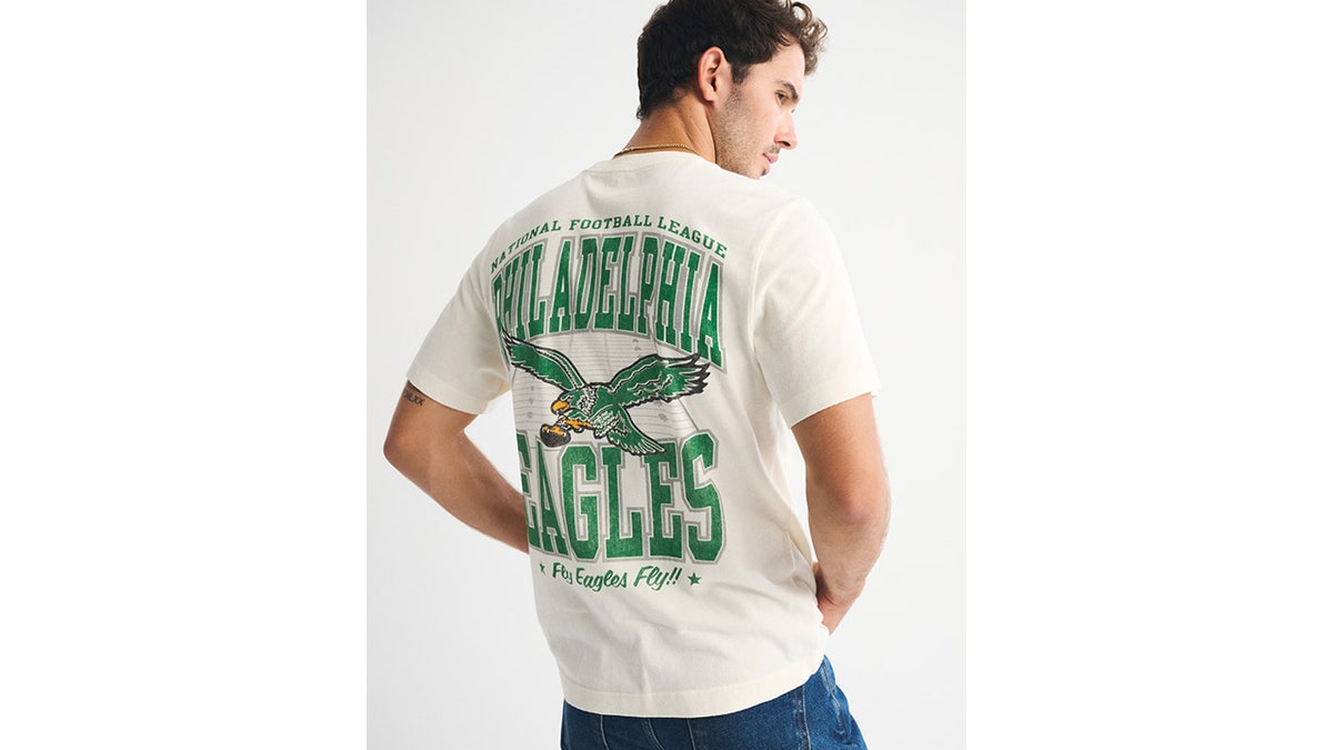 Go vintage with this NFL graphic tee from Abercrombie. 