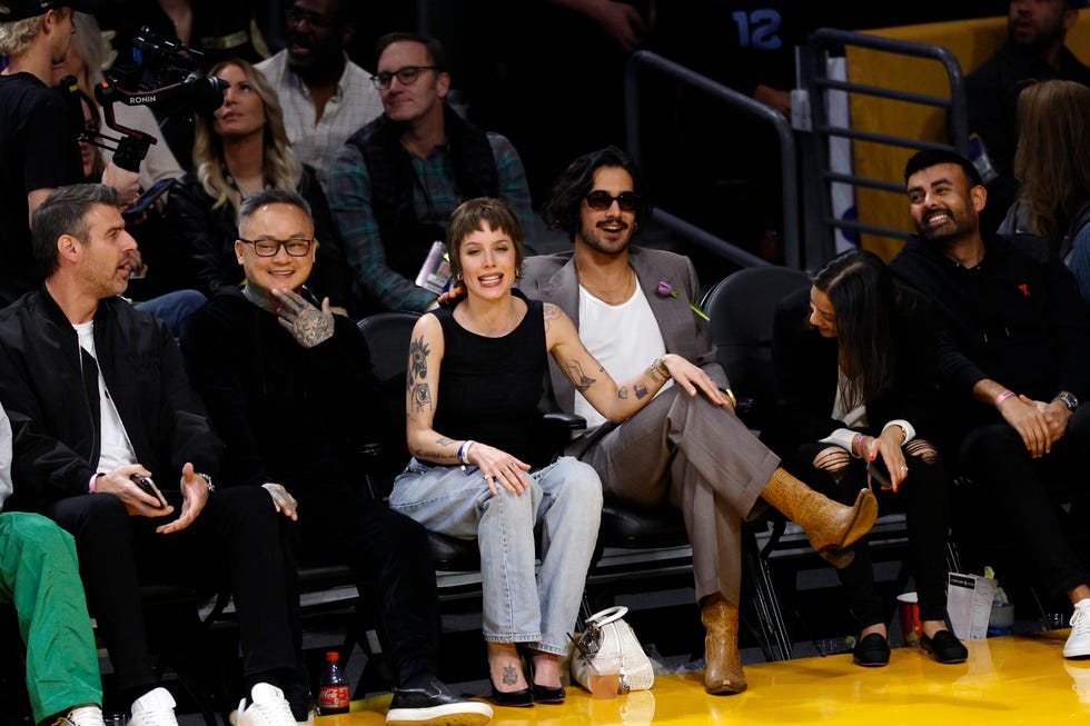 celebrities at the los angeles lakers game