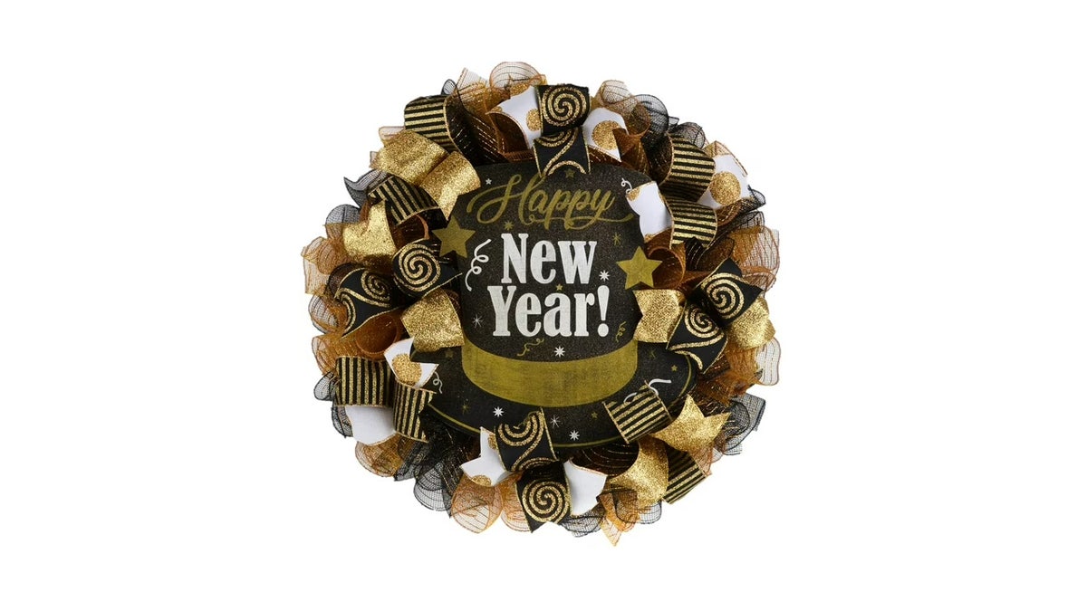 This wreath features a ‘Happy New Year’ center.