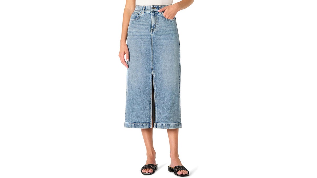 This jean skirt is a vintage-inspired design with comfort in mind. 