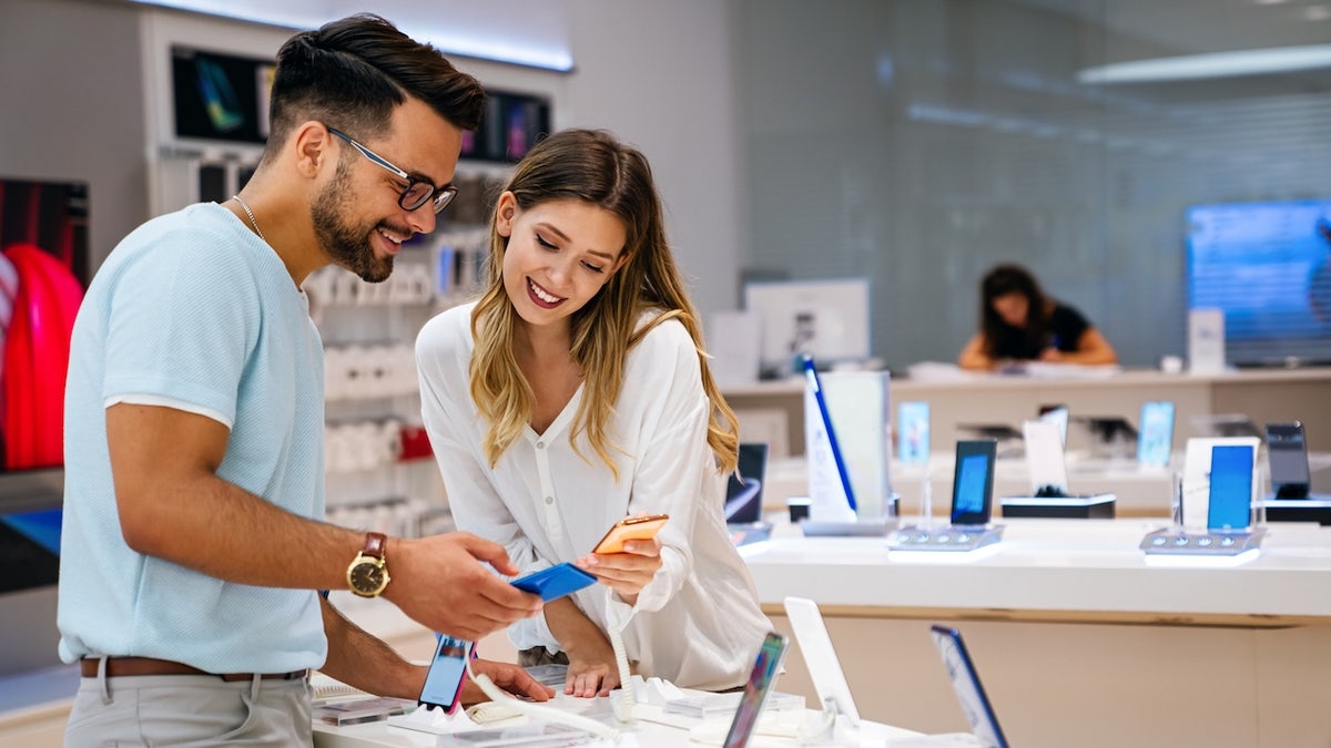 couple buying new phone