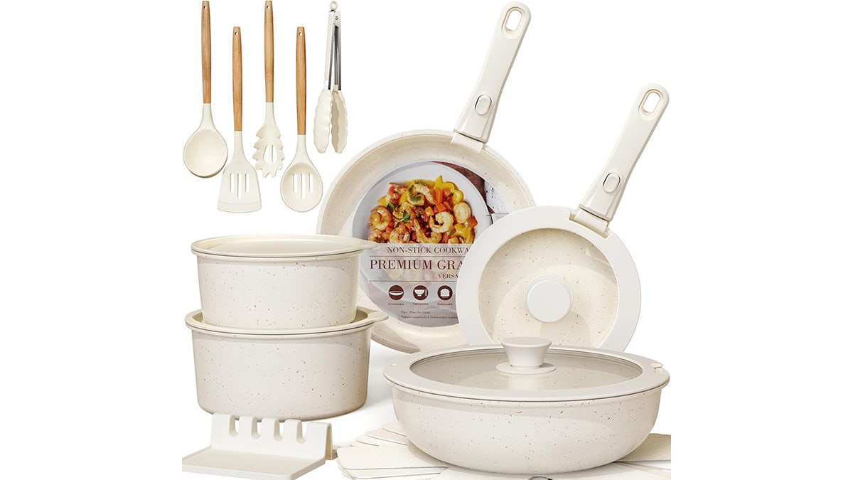 This cookware set comes with removable handles.