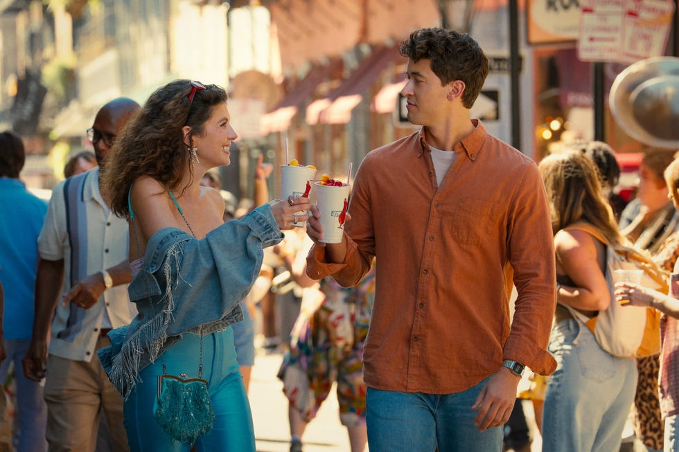people we meet on vacation. (l r) emily bader as poppy and tom blyth as alex in people we meet on vacation. cr. michele k. short/netflix © 2025
