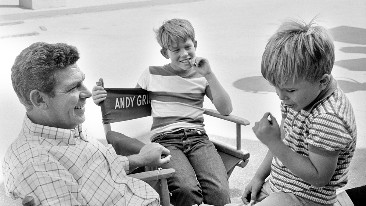 Ron and Clint Howard talking with Andy Griffith as kids