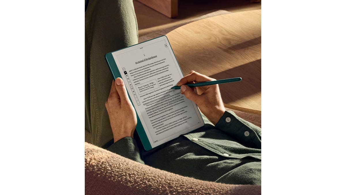 It'll feel like you're writing on paper when you take notes with the Kindle Scribe. 