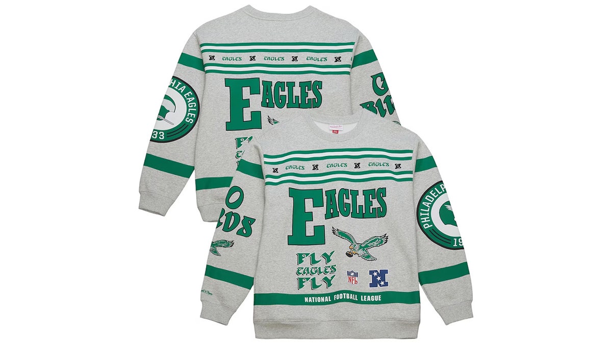 Look your best with a vintage crewneck sweatshirt with your favorite team’s logo on it. 