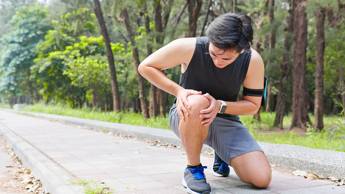 young runner has knee pain