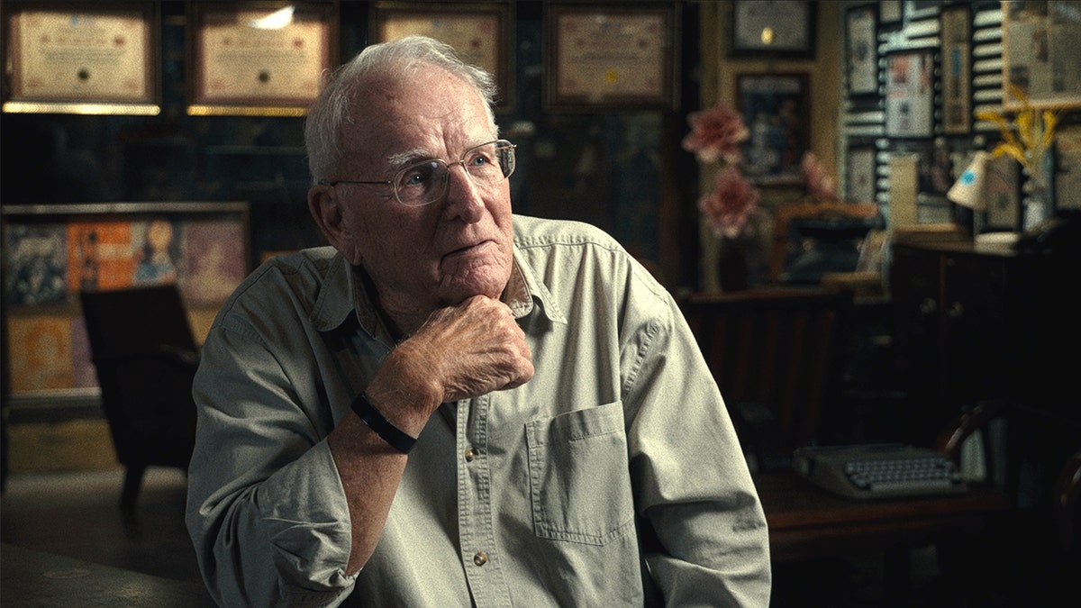 Carl Robinson in Netflix's The Stringer